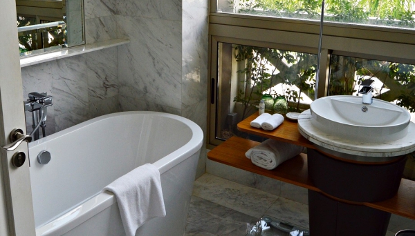 hotel_bathroom_luxury_room_bath_sink_mirror_faucet-865138