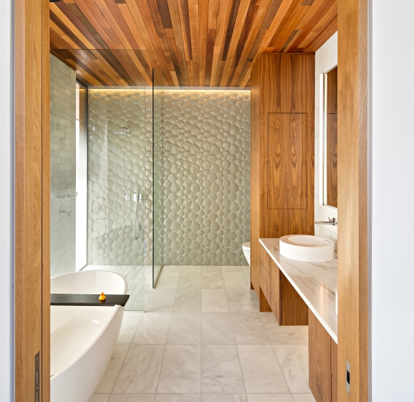 Diseño-de-cuarto-de-baño-con-aplicaciones-de-madera